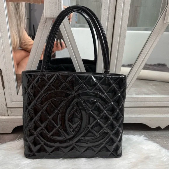 Auth CHANEL medallion tote glossy patent leather Black quilted CC vintage Bag - Picture 1 of 16